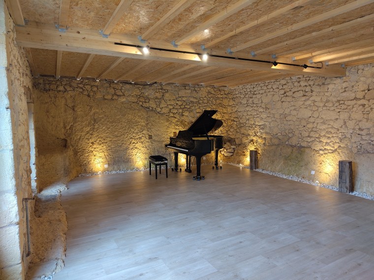 Piano quart de queue Yamaha dans la grange troglodyte de L'Abri de la Lanterne, Périgord Noir en Dordogne
