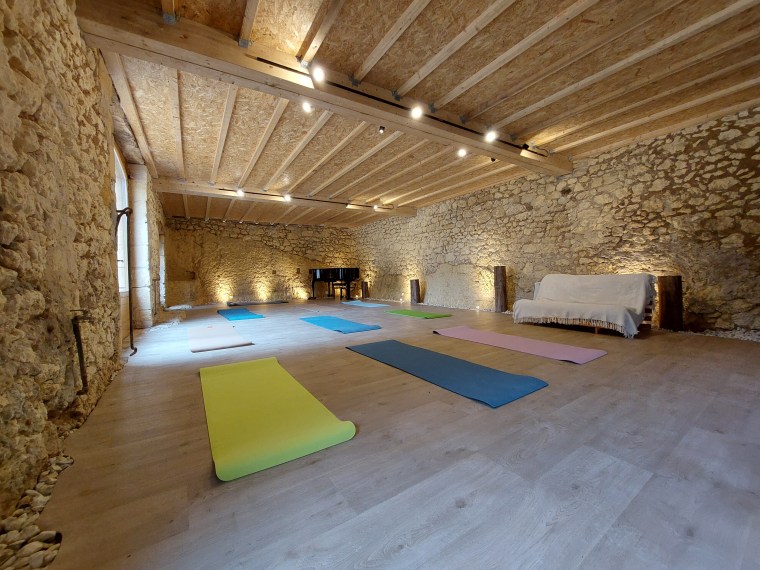 Salle de yoga en pierre troglodyte de 70 m² à L'Abri de la Lanterne, Périgord Noir, Dordogne