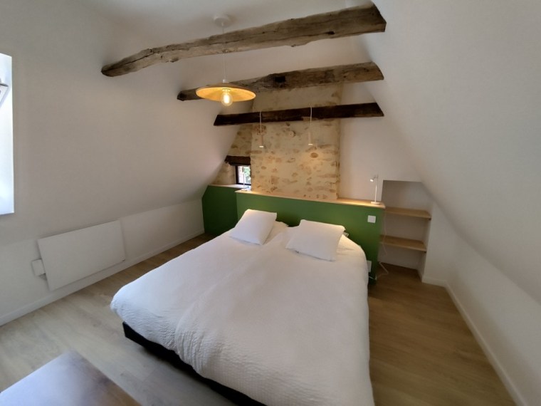 Chambre lumineuse à l'étage du gîte en pierre, Périgord Noir